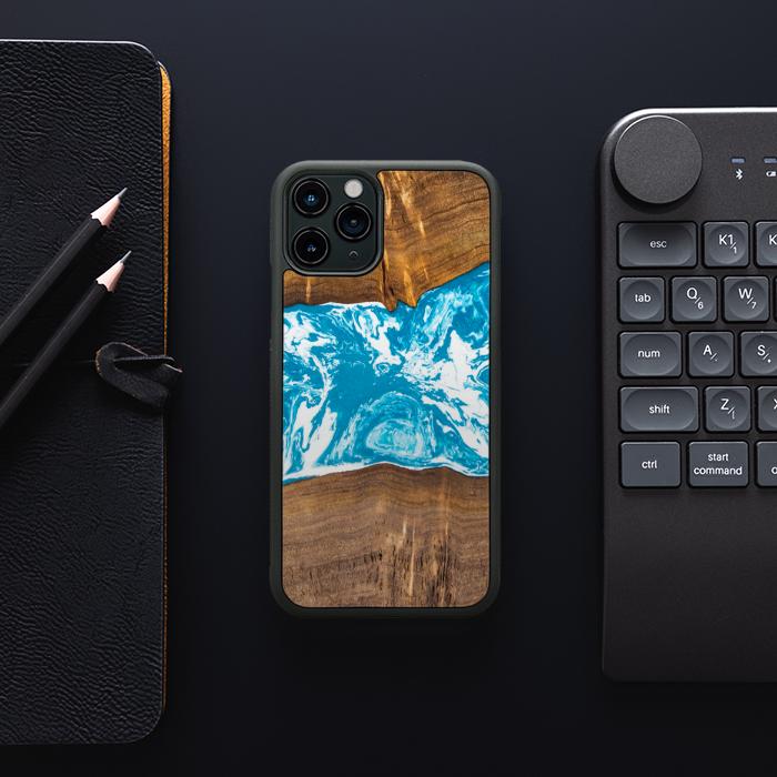iPhone 11 Pro Handyhülle aus Harz und Holz - SYNERGY#A7