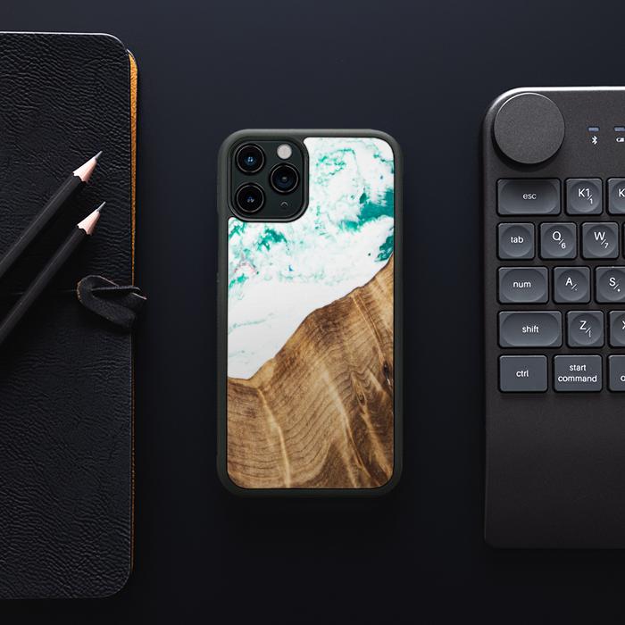 iPhone 11 Pro Handyhülle aus Harz und Holz - SYNERGY#C14