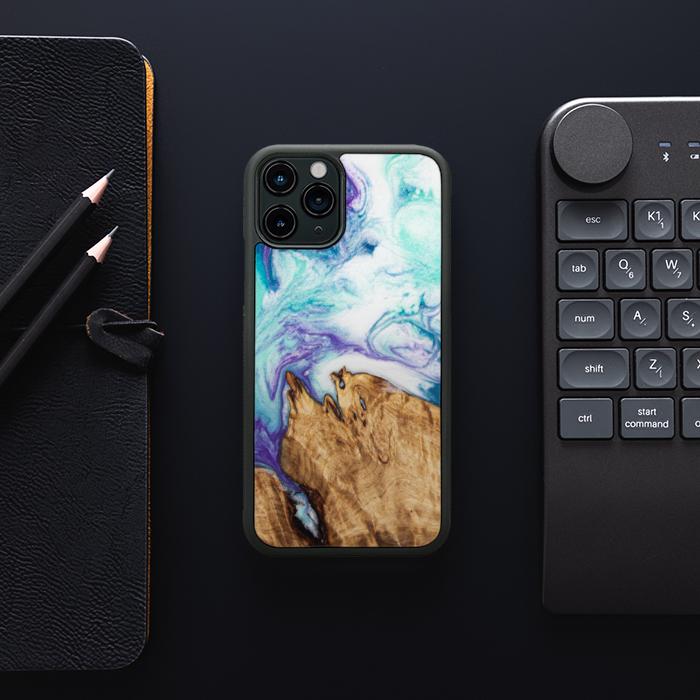 iPhone 11 Pro Handyhülle aus Harz und Holz - SYNERGY#C17