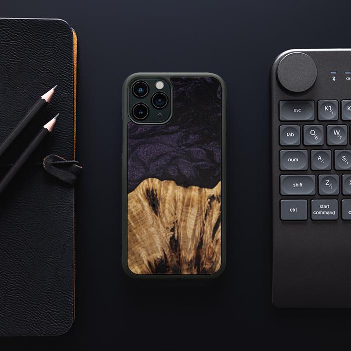iPhone 11 Pro Handyhülle aus Harz und Holz - SYNERGY#C31