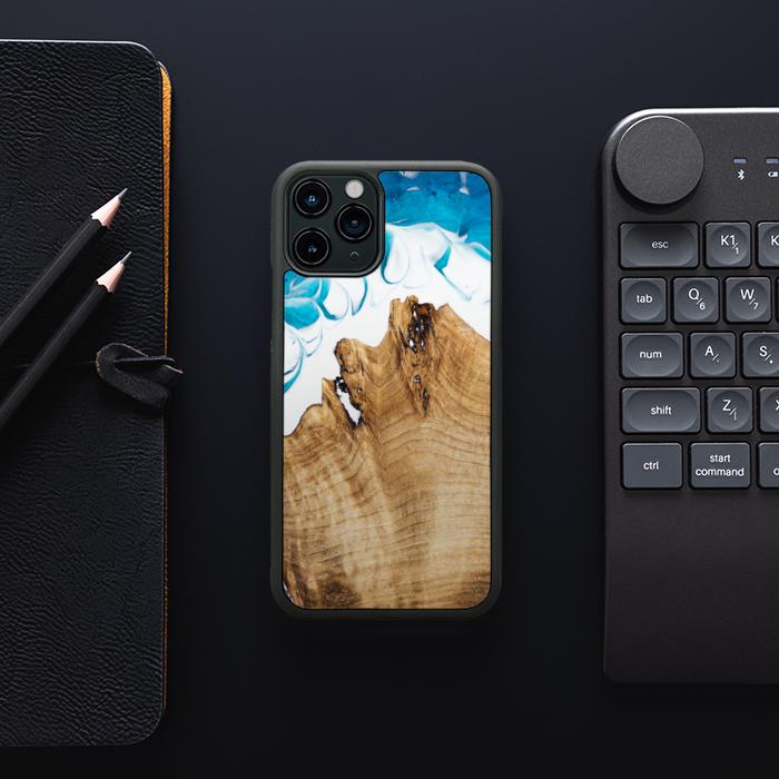 iPhone 11 Pro Handyhülle aus Harz und Holz - SYNERGY#C41