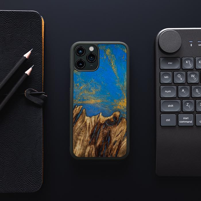 iPhone 11 Pro Handyhülle aus Harz und Holz - SYNERGY#C43