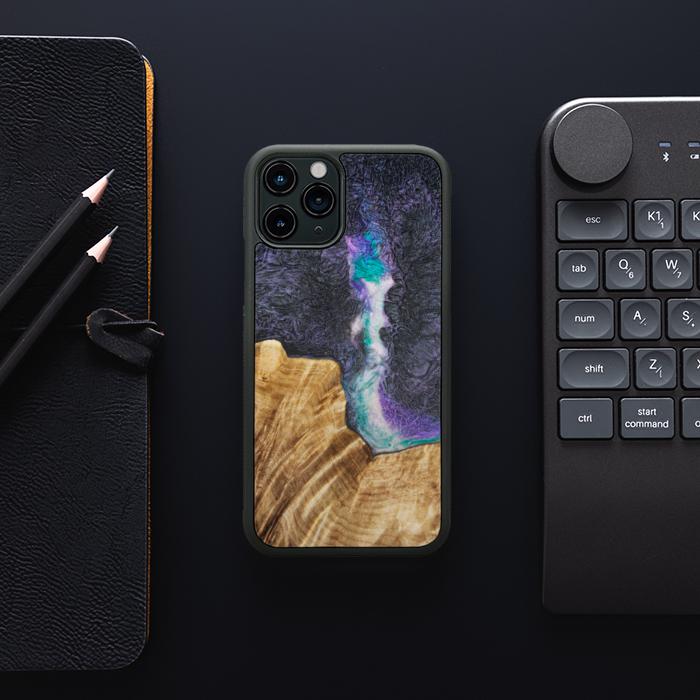 iPhone 11 Pro Handyhülle aus Harz und Holz - SYNERGY#C7