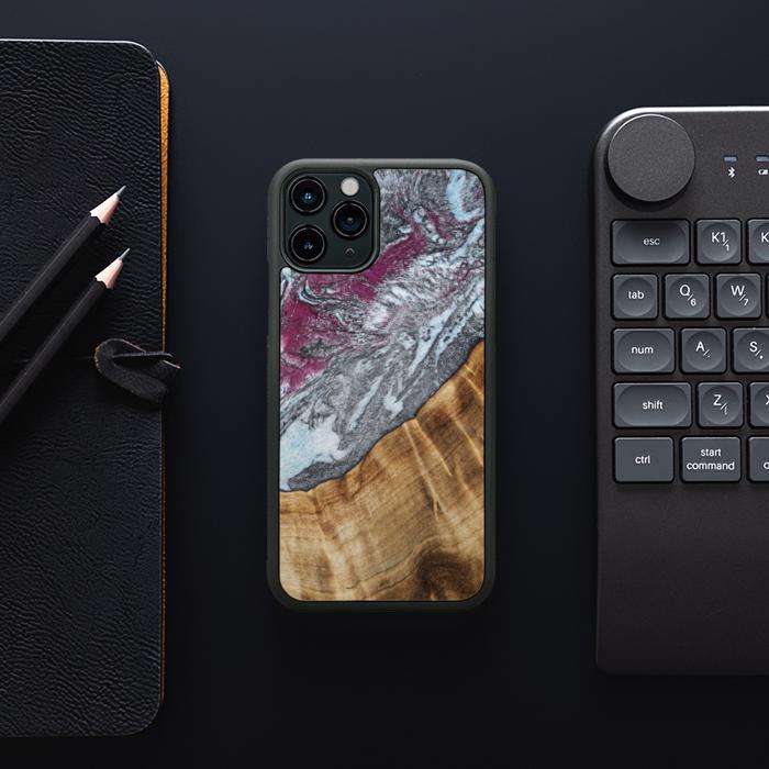 iPhone 11 Pro Handyhülle aus Harz und Holz - Synergy#C12