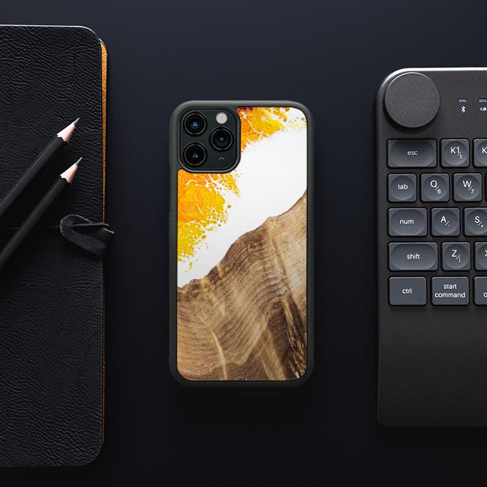 iPhone 11 Pro Handyhülle aus Harz und Holz - Synergy#C28