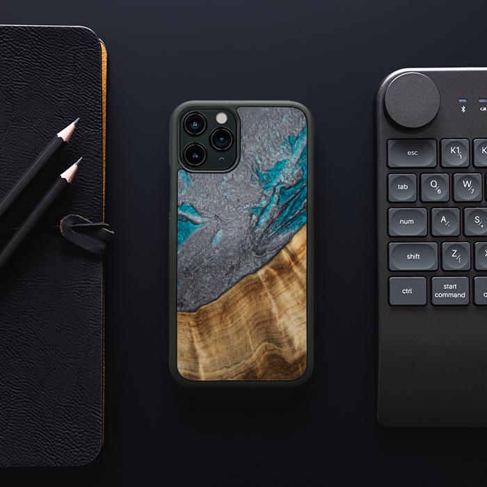iPhone 11 Pro Handyhülle aus Harz und Holz - Synergy#C45
