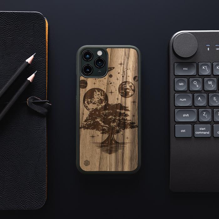 iPhone 11 Pro Handyhülle aus Holz - Galactic Garden