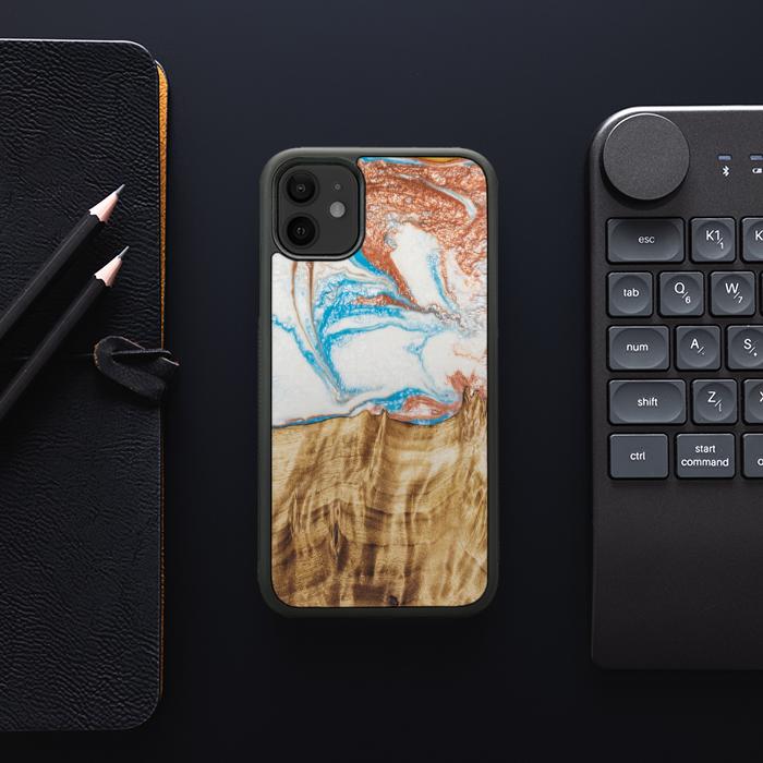 iPhone 11 Handyhülle aus Harz und Holz - SYNERGY#47