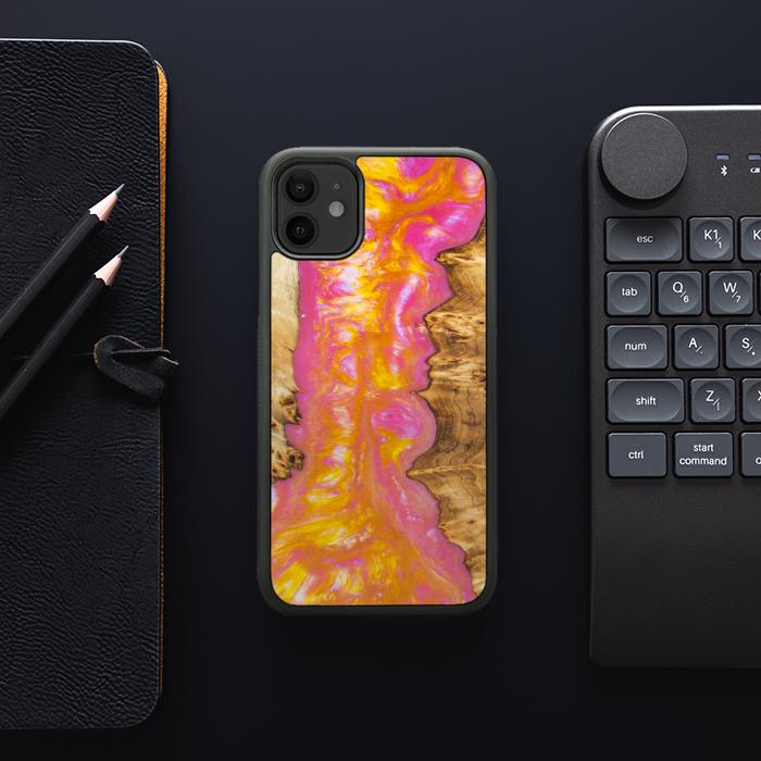 iPhone 11 Handyhülle aus Harz und Holz - SYNERGY#A20