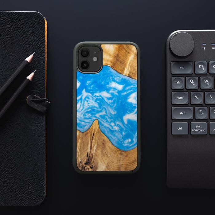 iPhone 11 Handyhülle aus Harz und Holz - SYNERGY#A26