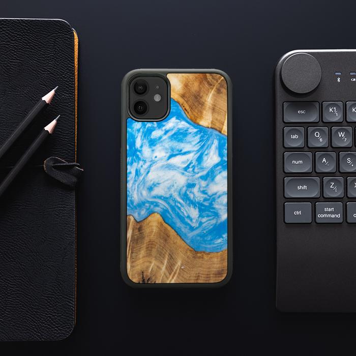 iPhone 11 Handyhülle aus Harz und Holz - SYNERGY#A28