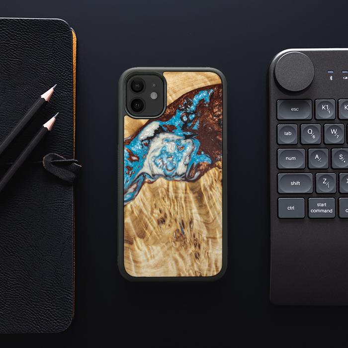 iPhone 11 Handyhülle aus Harz und Holz - SYNERGY#B12
