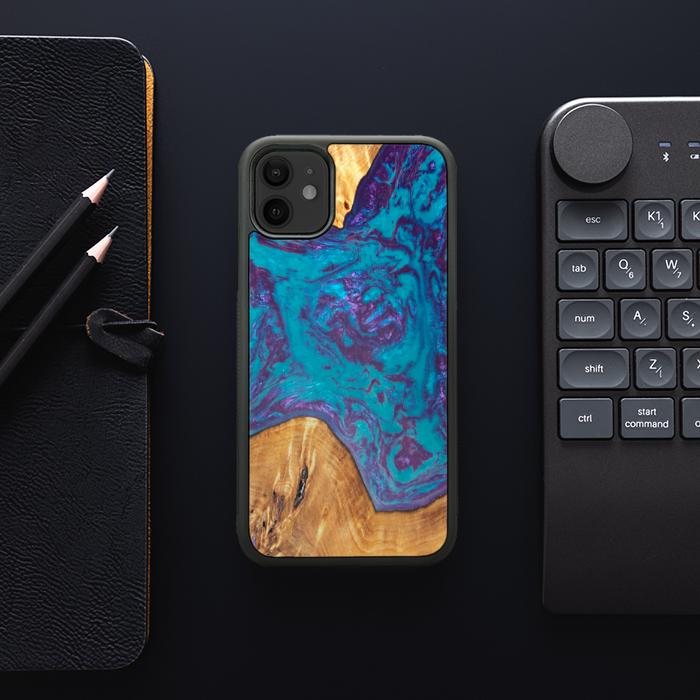 iPhone 11 Handyhülle aus Harz und Holz - SYNERGY#B25