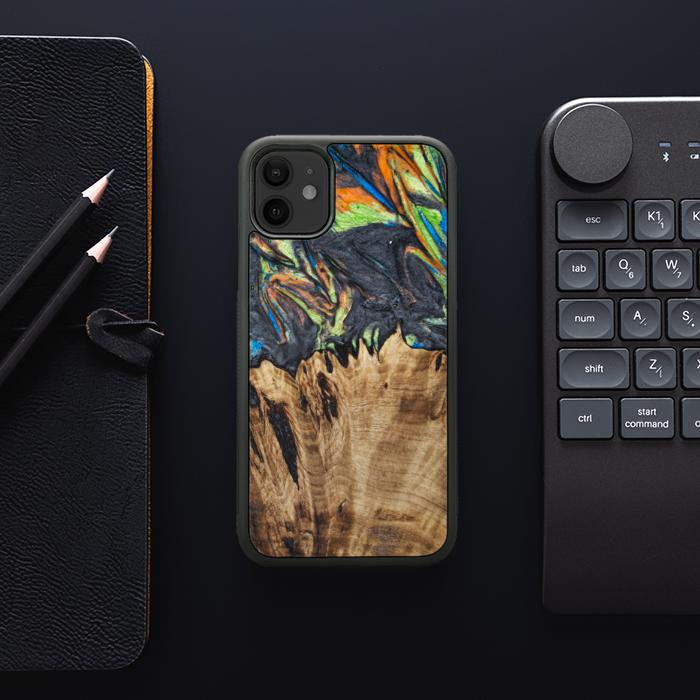 iPhone 11 Handyhülle aus Harz und Holz - SYNERGY#C22