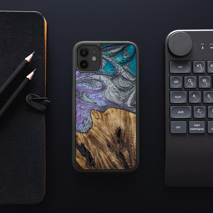 iPhone 11 Handyhülle aus Harz und Holz - SYNERGY#C47