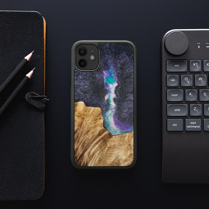 iPhone 11 Handyhülle aus Harz und Holz - SYNERGY#C7