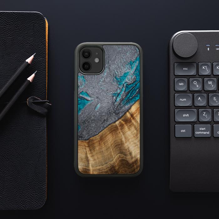 iPhone 11 Handyhülle aus Harz und Holz - Synergy#C45