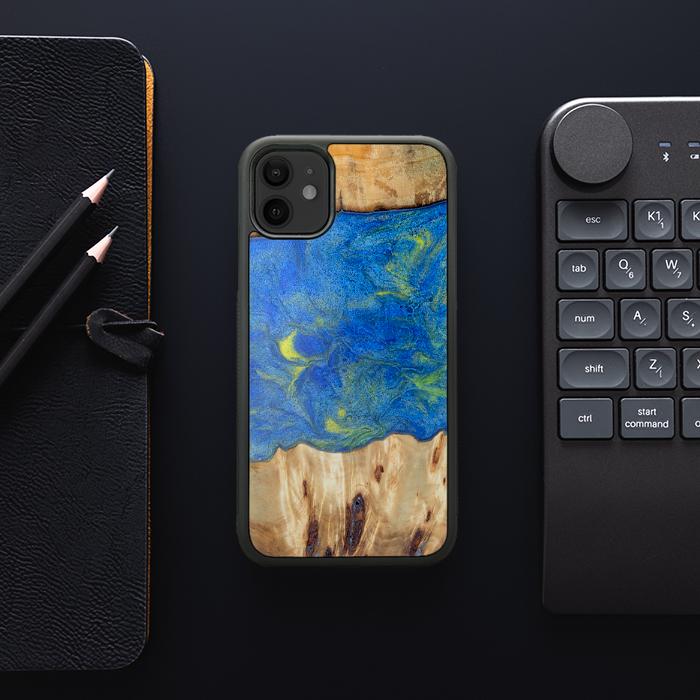 iPhone 11 Handyhülle aus Harz und Holz - Synergy#D131
