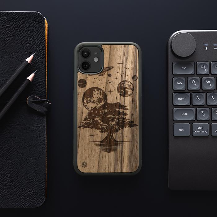iPhone 11 Handyhülle aus Holz - Galactic Garden