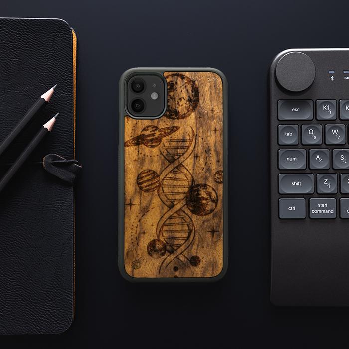 iPhone 11 Handyhülle aus Holz - Space DNA (Imbuia)