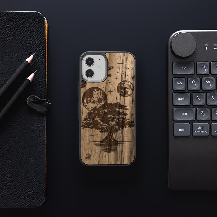 iPhone 12 Mini Handyhülle aus Holz - Galactic Garden