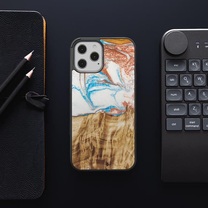 iPhone 12 Pro Max Handyhülle aus Harz und Holz - SYNERGY#47
