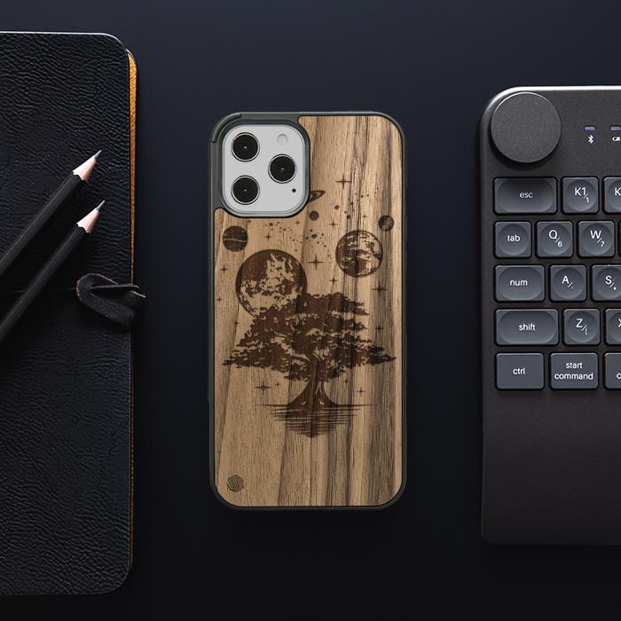 iPhone 12 Pro Max Handyhülle aus Holz - Galactic Garden