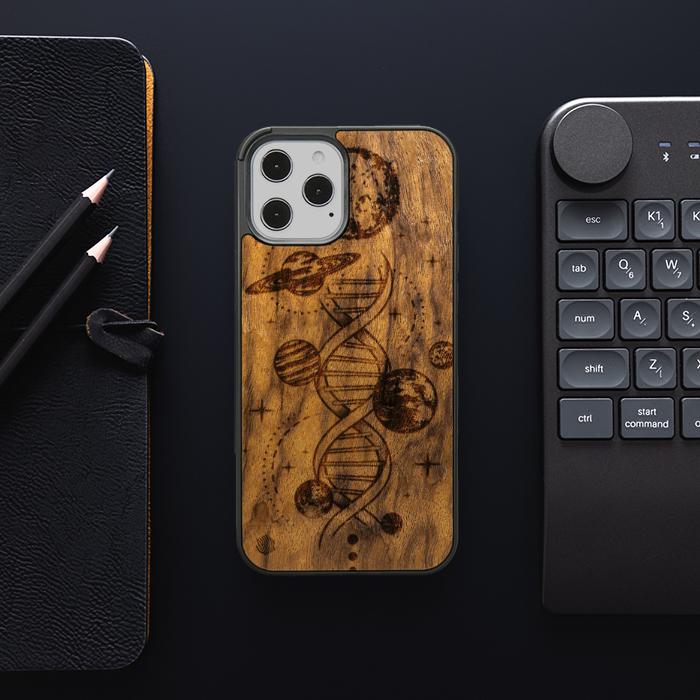 iPhone 12 Pro Max Handyhülle aus Holz - Space DNA (Imbuia)