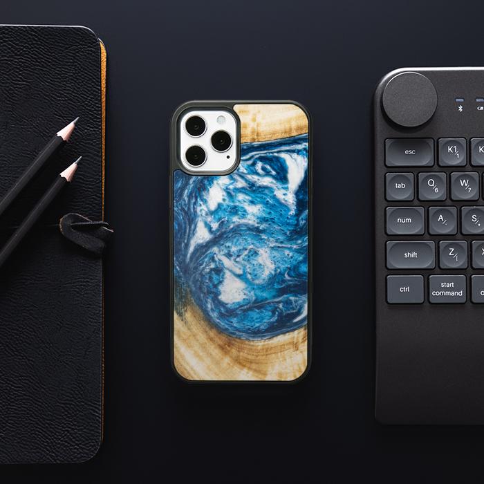 iPhone 12 Pro Handyhülle aus Harz und Holz - SYNERGY#350