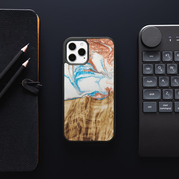 iPhone 12 Pro Handyhülle aus Harz und Holz - SYNERGY#47