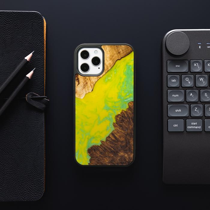 iPhone 12 Pro Handyhülle aus Harz und Holz - SYNERGY#A12
