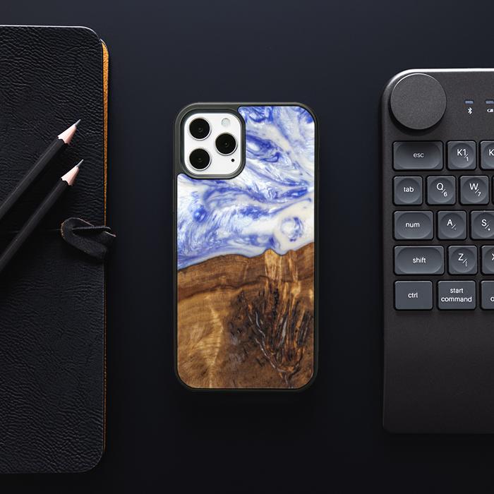 iPhone 12 Pro Handyhülle aus Harz und Holz - SYNERGY#B04