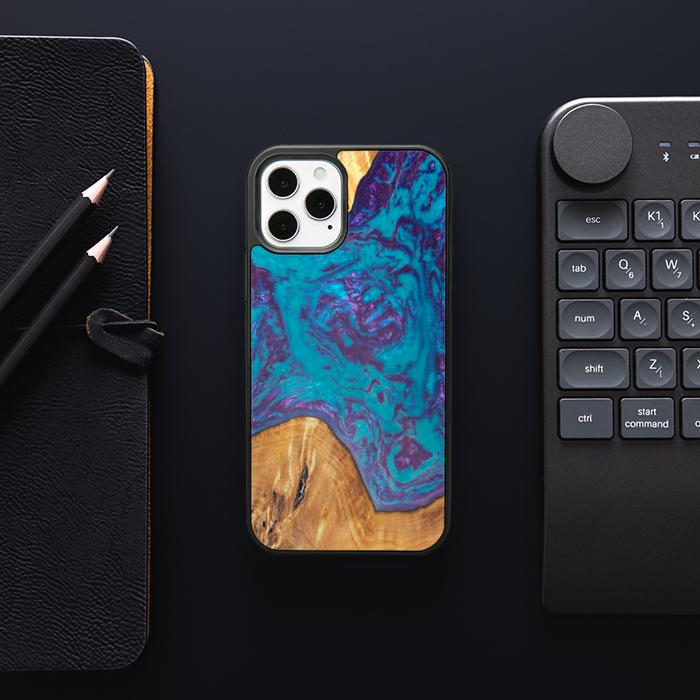 iPhone 12 Pro Handyhülle aus Harz und Holz - SYNERGY#B25