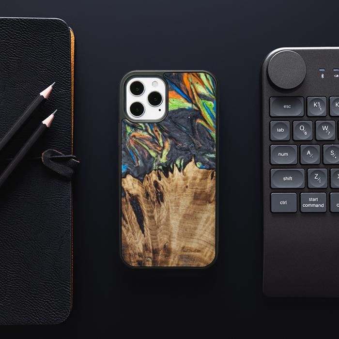 iPhone 12 Pro Handyhülle aus Harz und Holz - SYNERGY#C22