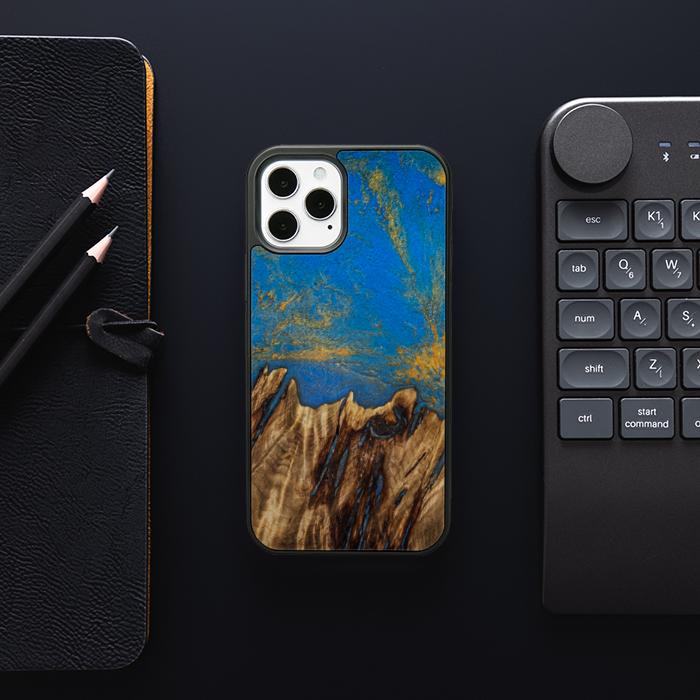 iPhone 12 Pro Handyhülle aus Harz und Holz - SYNERGY#C43