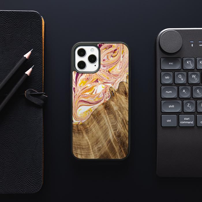 iPhone 12 Pro Handyhülle aus Harz und Holz - SYNERGY#C48