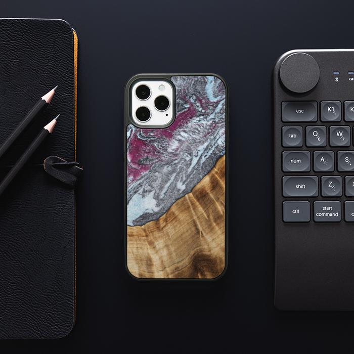iPhone 12 Pro Handyhülle aus Harz und Holz - Synergy#C12