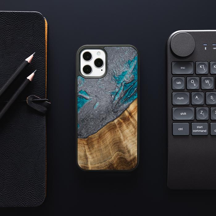iPhone 12 Pro Handyhülle aus Harz und Holz - Synergy#C45