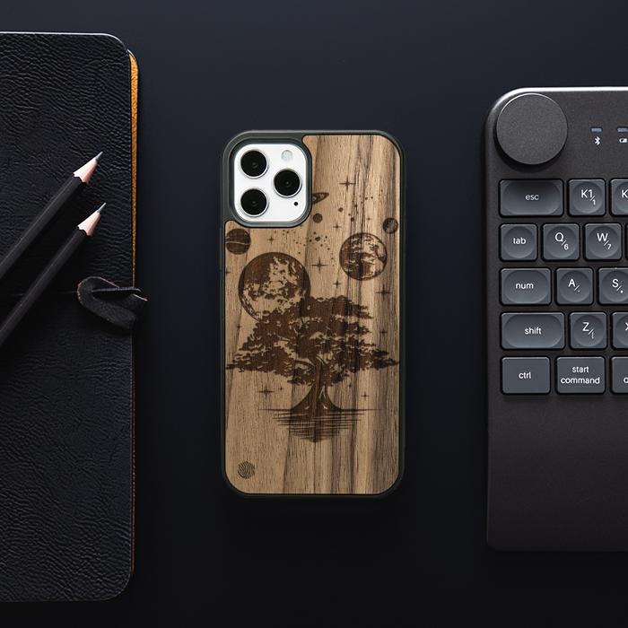 iPhone 12 Pro Handyhülle aus Holz - Galactic Garden