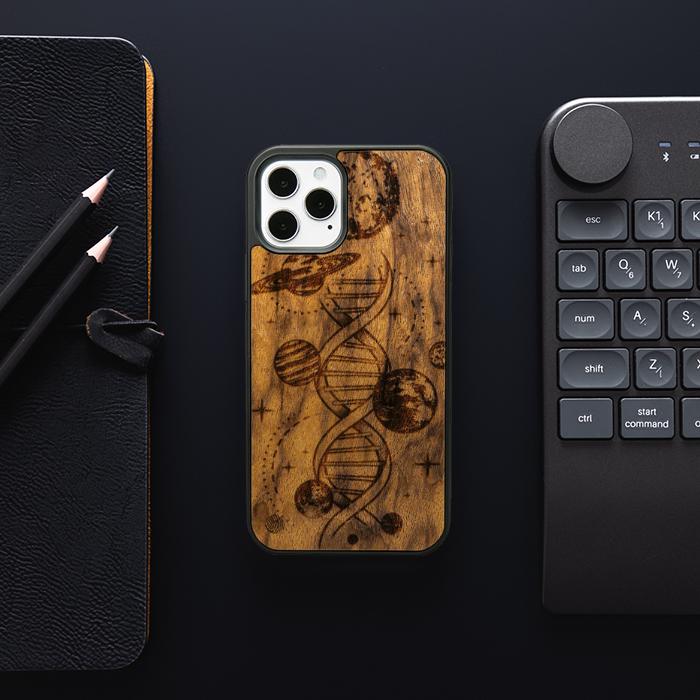 iPhone 12 Pro Handyhülle aus Holz - Space DNA (Imbuia)