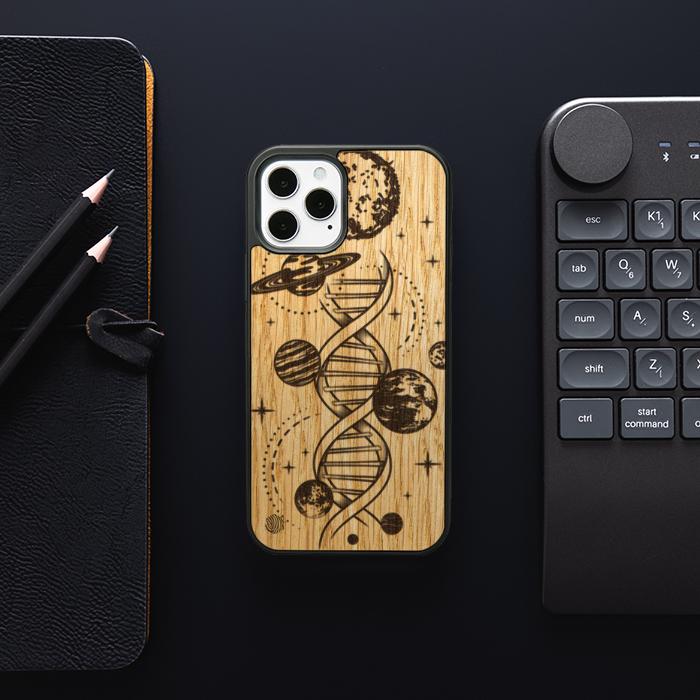 iPhone 12 Pro Handyhülle aus Holz - Space DNA (Eiche)