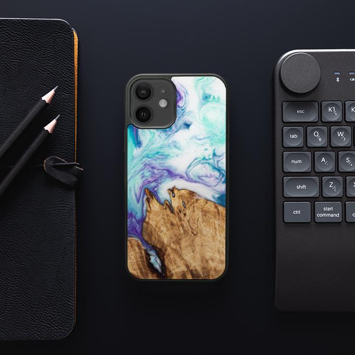 iPhone 12 Handyhülle aus Harz und Holz - SYNERGY#C17
