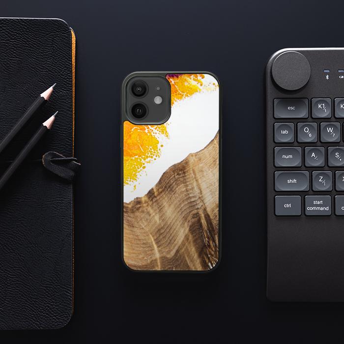 iPhone 12 Handyhülle aus Harz und Holz - Synergy#C28