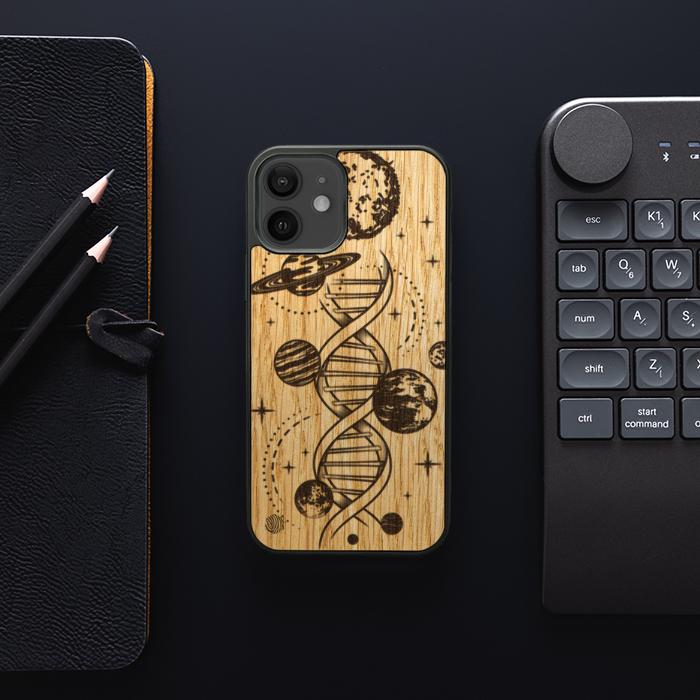 iPhone 12 Handyhülle aus Holz - Space DNA (Eiche)