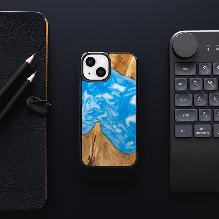 iPhone 13 Mini Handyhülle aus Harz und Holz - SYNERGY#A26