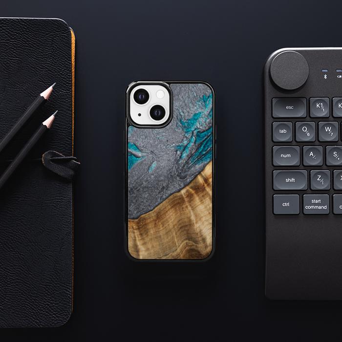 iPhone 13 Mini Handyhülle aus Harz und Holz - Synergy#C45