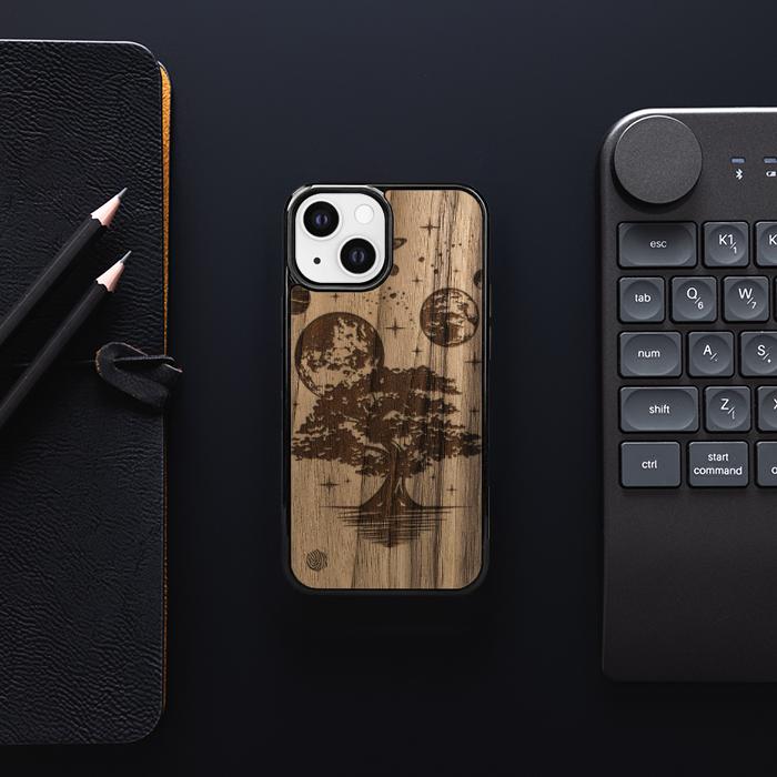 iPhone 13 Mini Handyhülle aus Holz - Galactic Garden