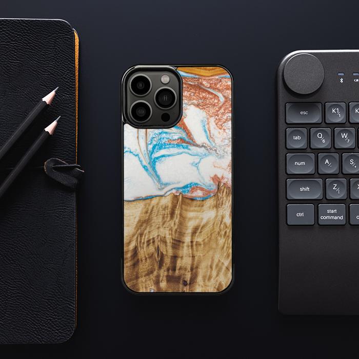 iPhone 13 Pro Max Handyhülle aus Harz und Holz - SYNERGY#47