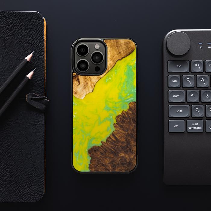 iPhone 13 Pro Max Handyhülle aus Harz und Holz - SYNERGY#A12