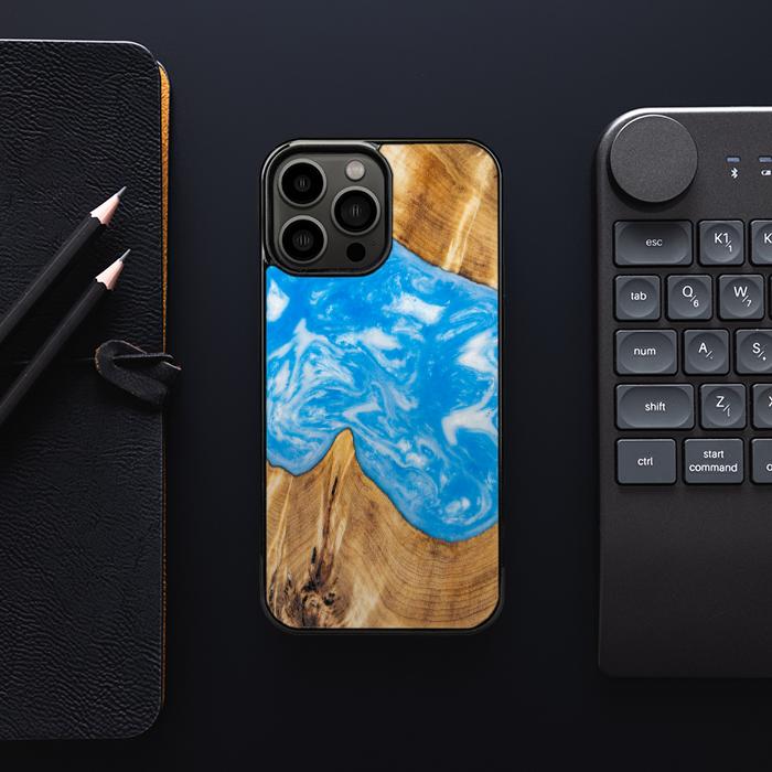 iPhone 13 Pro Max Handyhülle aus Harz und Holz - SYNERGY#A26